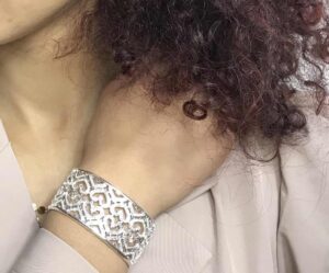 Bracelet porter par une femmes en argent épais