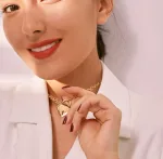 Collier coeur or porté par modèle femme